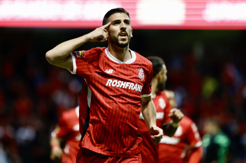Joao Dias de Toluca celebra un gol en el estadio Nemesio Díez, en Toluca (México). EFE/Felipe Gutiérrez