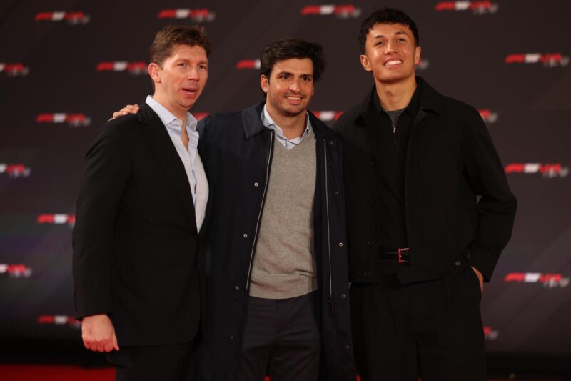 El piloto español de Williams, Carlos Sainz (c), a su llegada a la alfombra roja con motivo del 75 aniversario de la F1. EFE/EPA/NEIL HALL