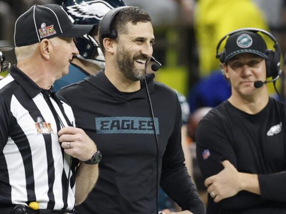 El entrenador en jefe de los Philadelphia Eagles, Nick Sirianni (c), se ríe con un árbitro durante la primera mitad del Super Bowl LIX entre los Kansas City Chiefs y los Philadelphia Eagles en el Caesars Superdome en Nueva Orleans, Luisiana (EE.UU.). EFE/ERIK S. LESSER