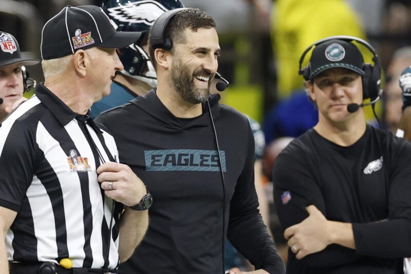 El entrenador en jefe de los Philadelphia Eagles, Nick Sirianni (c), se ríe con un árbitro durante la primera mitad del Super Bowl LIX entre los Kansas City Chiefs y los Philadelphia Eagles en el Caesars Superdome en Nueva Orleans, Luisiana (EE.UU.). EFE/ERIK S. LESSER