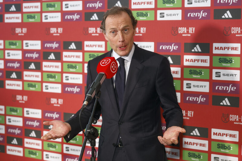 El exfutbolista Emiio Butragueño atiende a la prensa durante el sorteo para determinar los emparejamientos de las semifinales de la Copa del Rey organizado por la Real Federación Española de Fútbol (RFEF) en la Ciudad del Fútbol de Las Rozas (Madrid) este miércoles. EFE/ Rodrigo Jiménez