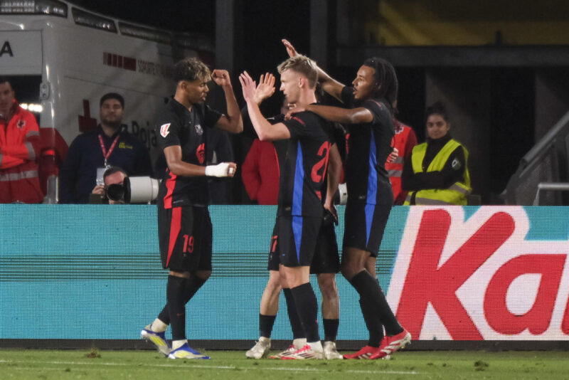 Dani Olmo y Ferran Torres mantienen al FC Barcelona líder en LaLiga - Los jugadores del FC Barcelona celebran el primer gol de su equipo durante el encuentro correspondiente a la jornada 25 de Laliga EA Sports que disputaron frente a la UD Las Palmas en el estadio de Gran Canaria. EFE / Angel Medina. G.