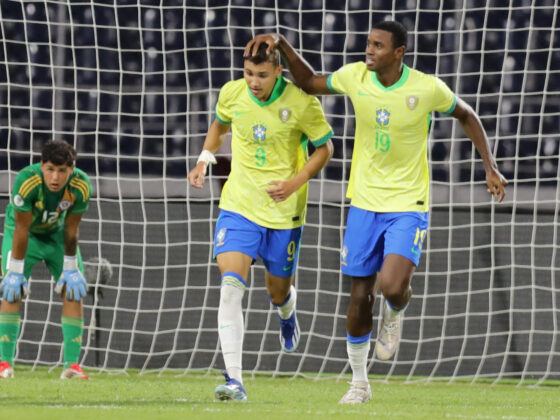 Deivid Washington (c) de Brasil celebra tras anotar un gol ante Chile. EFE/Ronald Peña R