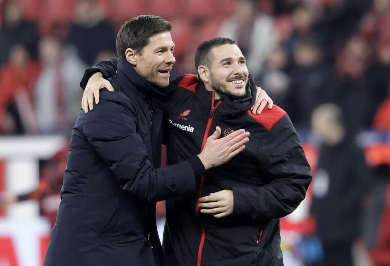 El entrenador del Leverkusen Xabi Alonso (I) y el jugador Emiliano Buendia Sutil durante el partido de la Bundesliga que han jugado Bayer 04 Leverkusen y TSG 1899 Hoffenheim en Leverkusen, Alemania. EFE/EPA/RONALD WITTEK