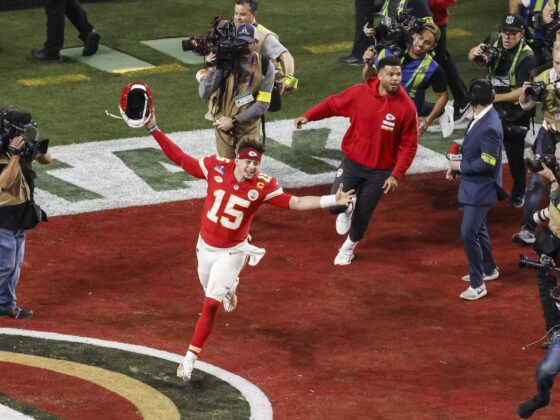 Patrick Mahomes, de los Kansas City Chiefs (C), celebra tras la victoria sobre los San Francisco 49ers, en el Super Bowl disputado en el Allegiant Stadium de Las Vegas, el 11 de febrero de 2024. EFE/EPA/CAROLINE BREHMAN