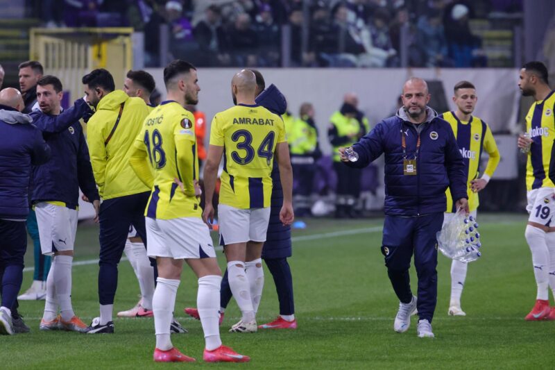 Escándalo en Europa League: Brutal pelea en las gradas. Bruselas (Bélgica), 20/02/2025.- Los jugadores abadonan el terreno de juego después de que una pelea en las gradas del estadio Lotto Park de Bruselas entre seguidores suspendiese, provisionalmente, el encuentro de vuelta de la eliminatoria de clasificación de la Liga Europa de fútbol entre el Anderlecht y el Fenerbahce. EFE/EPA/OLIVIER MATTHYS