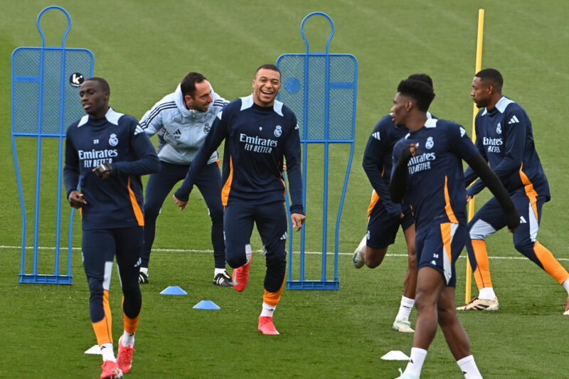 Los jugadores del Real Madrid Mendy (i), Mbappé, Tchouameni y Alaba (d) durante el entrenamiento realizado este viernes en la Ciudad Deportiva de Valdebebas, para preparar el partido de LaLiga que el equipo disputa este sábado ante el Betis, en el Benito Villamarín, en Sevilla. EFE/Fernando Villar