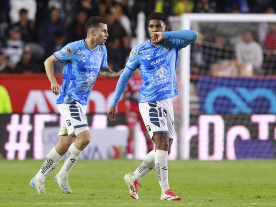 Imagen de archivo de John Kennedy (d) de Pachuca celebrando un gol. EFE /David Martínez Pelcastre