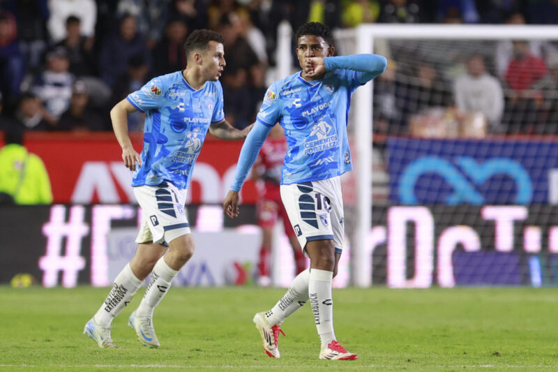 Pachuca 2-1 Puebla : Resumen y estadísticas, Tuzos triunfan. Imagen de archivo de John Kennedy (d) de Pachuca celebrando un gol. EFE /David Martínez Pelcastre