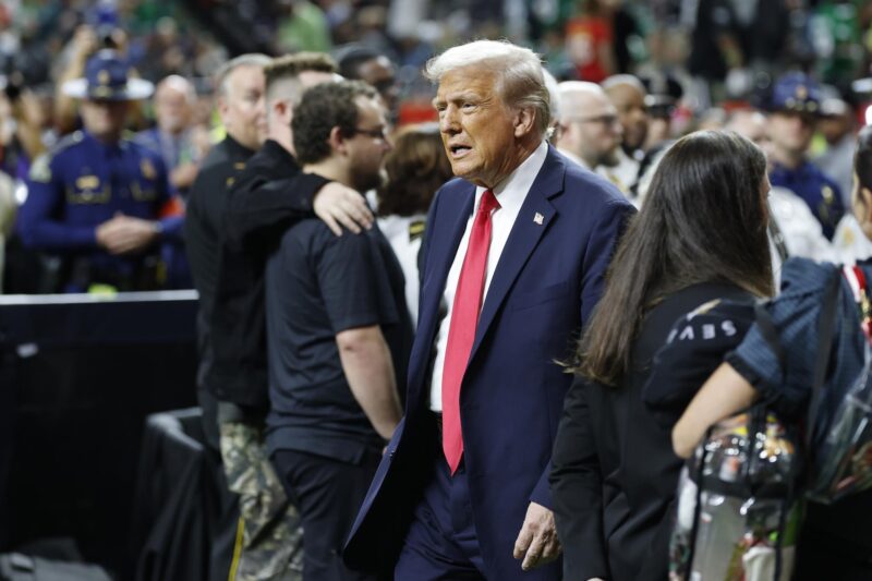 Donald Trump hace historia y es el primer mandatario en un Super Bowl El presidente de Estados Unidos, Donald Trump, hizo historia este domingo al convertirse en el primer mandatario en asistir a un Super Bowl, al llegar al estadio Caesars Superdome de Nueva Orleans. EFE/EPA/ERIK S. LESSER