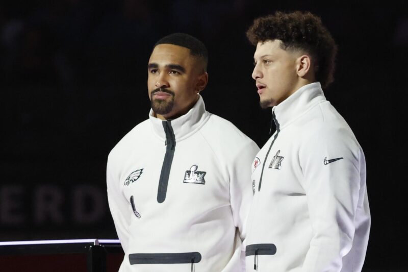Anuncios para el Super Bowl LIX alcanzan precios de récord histórico El mariscal de campo de los Philadelphia Eagles, Jalen Hurts (I), y el mariscal de campo de los Kansas City Chiefs, Patrick Mahomes (D), se encuentran juntos en el escenario durante el evento de la Noche de Apertura del Super Bowl LIX de la Liga Nacional de Fútbol Americano en Nueva Orleans, Luisiana (EE. UU.) EFE/ERIK S. LESSER