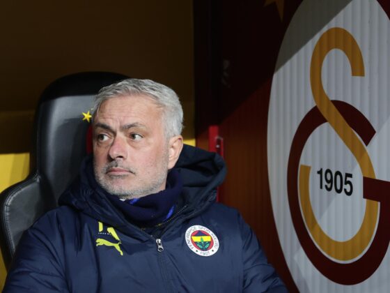 El entrenador del Fenerbahce, José Mourinho, antes del derbI de la Superliga Turca contra el Galatasaray. EFE/EPA/ERDEM SAHIN