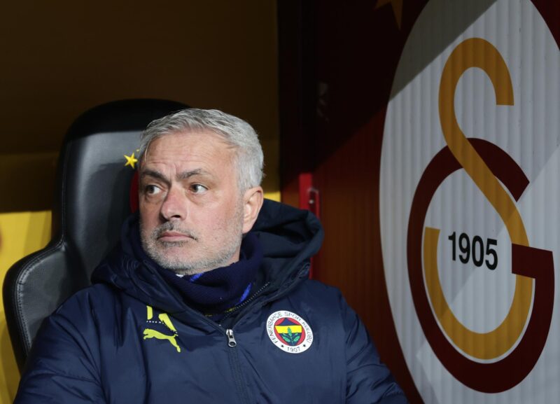 Galatasaray llevará a juicio a la Federación turca en caso Mourinho El entrenador del Fenerbahce, José Mourinho, antes del derbI de la Superliga Turca contra el Galatasaray. EFE/EPA/ERDEM SAHIN