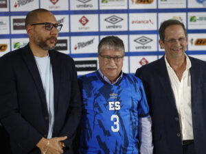 Jorge Ramos y Banda: Salvador con subfederación en Estados Unidos Hernán Darío 'Bolillo' Gómez (c) junto al presidente del Instituto Nacional de los Deportes, Yamil Bukele (i), y el presidente de la comisión regularizadora de la federación de fútbol de El Salvador, Rolando González. EFE/ Rodrigo Sura
