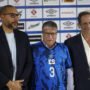 Hernán Darío 'Bolillo' Gómez (c) junto al presidente del Instituto Nacional de los Deportes, Yamil Bukele (i), y el presidente de la comisión regularizadora de la federación de fútbol de El Salvador, Rolando González. EFE/ Rodrigo Sura