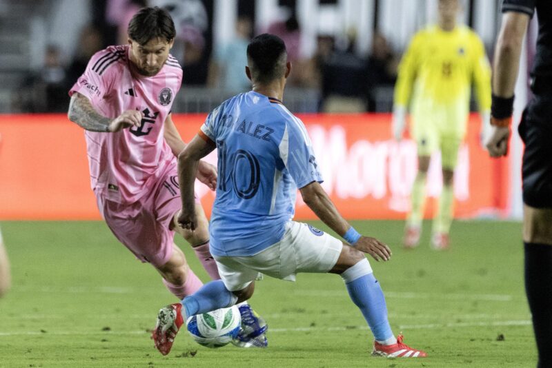 ¡Entérate! Messi y un acompañante sorpresa en el inicio de la MLS El delantero del Inter Miami, Lionel Messi (i) en acción contra el mediocampista del New York City Santiago Rodríguez durante el partido de fútbol entre el Inter Miami y el New York City FC al inicio de la temporada 2025 de la MLS en Fort Lauderdale, Florida (EE.UU.). EFE/CRISTOBAL HERRERA-ULASHKEVICH