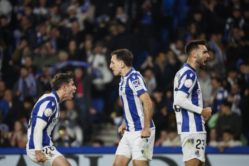 Sorteo de las semifinales de Copa del Rey: Clasificados y fecha El centrocampista de la Real Sociedad Brais Méndez (d) celebra tras marcar el segundo gol del equipo durante el partido de cuartos de final de la Copa del Rey que su equipo y Osasuna disputan este jueves en el Reale Arena de San Sebastián. EFE/ Javier Etxezarreta