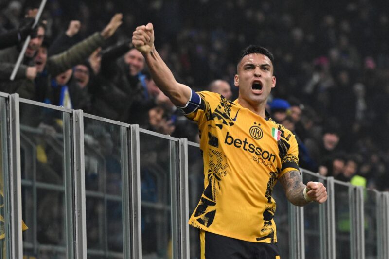 El delantero del Inter Milan Lautaro Martinez celebra el 1-0 durante el partido de la Serie A que han jugado Inter Milan y Genoa, en Milan, Italia. EFE/EPA/DANIEL DAL ZENNARO
