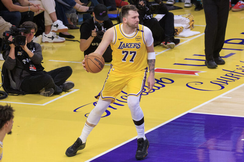 Luka Doncic de los Lakers controla un balón durante un partido de la NBA entre Los Angeles Lakers y Utah Jazz, en el estadio Crypto.com Arena en Los Ángeles (Estados Unidos). EFE/ Javier Rojas