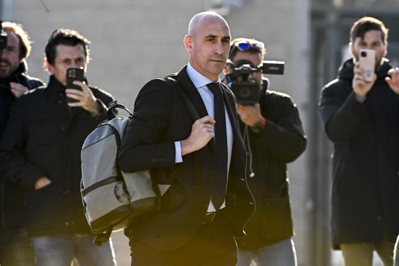 El Tribunal de Arbitraje Deportivo (TAS) ha rechazado el recurso interpuesto por el expresidente de la Real Federación Española de Fútbol (RFEF) Luis Rubiales (en la imagen) contra la suspensión de tres años que le impuso la FIFA para realizar cualquier actividad relacionada con el fútbol. EFE/ Fernando Villar/Archivo