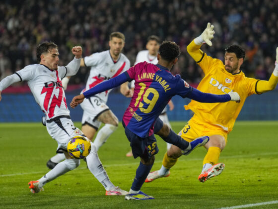 El delantero del Barcelona Lamine Yamal (c) en acción ante el portero argentino del Rayo Augusto Batalla (d), durante el partido de LaLiga de fútbol que FC Barcelona y Rayo Vallecano disputan en el estadio Lluis Companys. EFE/Alejandro García