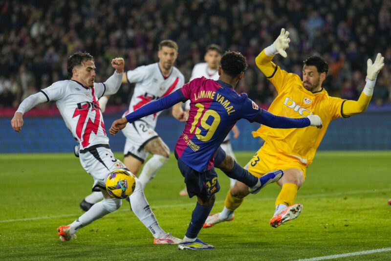 Rayo Vallecano vs Barcelona EN VIVO: dónde ver y horarios El delantero del Barcelona Lamine Yamal (c) en acción ante el portero argentino del Rayo Augusto Batalla (d), durante el partido de LaLiga de fútbol que FC Barcelona y Rayo Vallecano disputan en el estadio Lluis Companys. EFE/Alejandro García