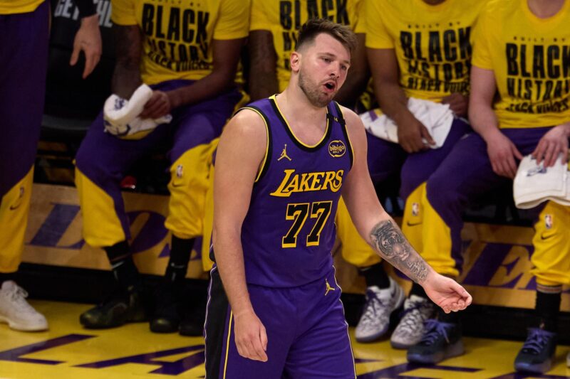 Luka Doncic les recuerda a Dallas por qué jamás debieron dejarlo ir El esloveno Luka Doncic, escolta de Los Angeles Lakers, en un momento del partido contra su exequipo Dallas Mavericks. EFE/EPA/ALLISON DINNER