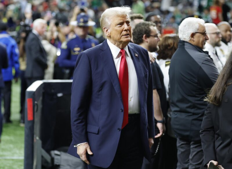 El presidente de EE.UU., Donald Trump, en el campo antes del Super Bowl LIX entre los Kansas City Chiefs y los Philadelphia Eagles en el Caesars Superdome en Nueva Orleans, Luisiana (EE.UU.). EFE/ERIK S. LESSER