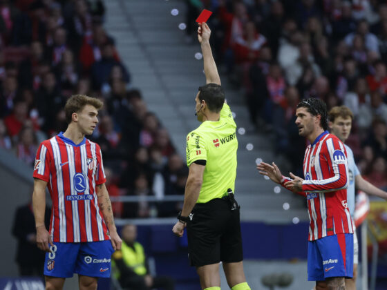 El árbitro Juan Martínez Munuera muestra la tarjeta roja al centrocampista del Atlético de Madrid Pablo Barrios tras una falta durante el partido de Liga entre el Atlético de Madrid y el Celta de Vigo en el estadio Riyadh Air Metropolitano, en Madrid. EFE/Mariscal