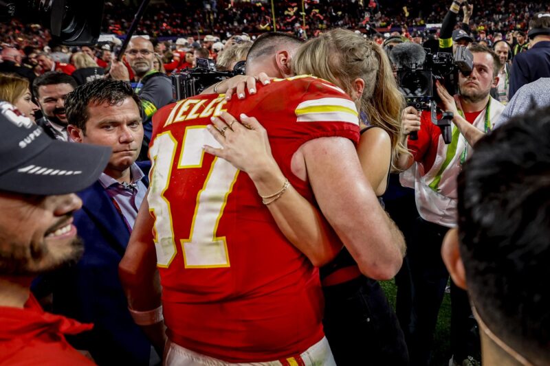 El largo abrazo de Taylor Swift y Travis Kelce sobre el césped tras el triunfo de los Chiefs en el Super Bowl LVIII, en el 2024 en Las Vegas, Nevada. EFE/EPA/JOHN G. MABANGLO