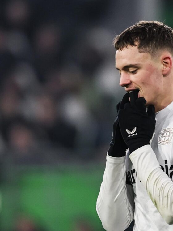 El jugador del Leverkusen Florian Wirtz (I) se lamenta durante el partido de la Bundesliga que han jugado VfL Wolfsburg y Bayer 04 Leverkusen, en Wolfsburg, Alemania. EFE/EPA/FILIP SINGER Premier League