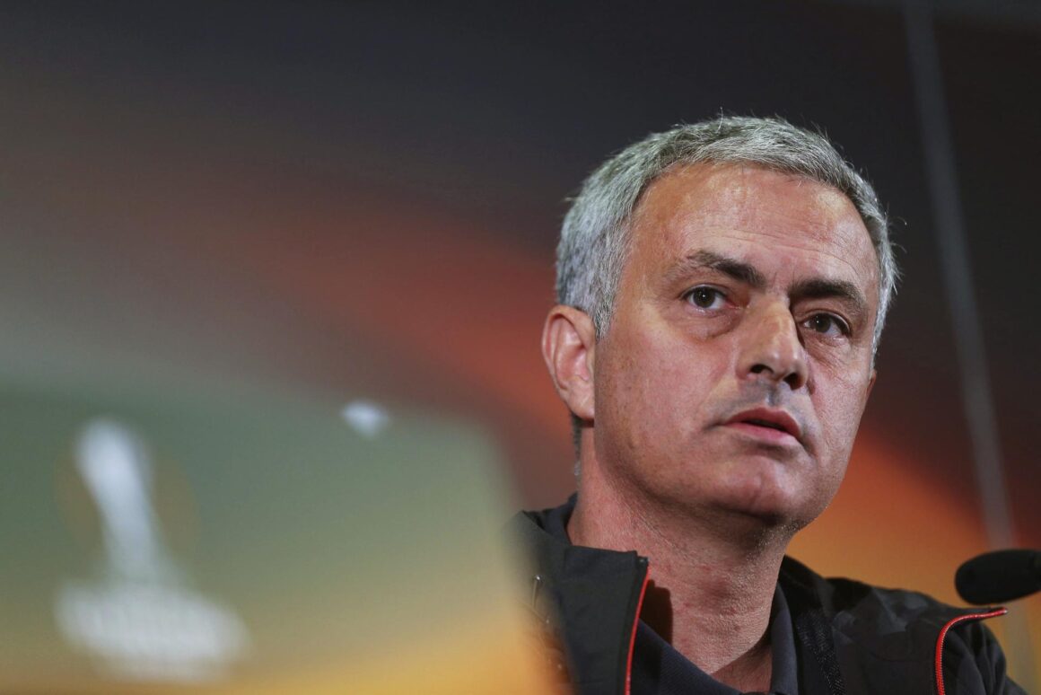 Imagen de archivo de Jose Mourinho, entrenador del Fenerbahçe, que ha sido sancionado con cuatro partidos de suspensión y una multa de unos 42.500 euros por su "conducta antideportiva" durante el partido contra el Galatasaray, informó este viernes la Federación Turca de Fútbol (TFF) en su web. EFE/Tolga Bozoglu/Archivo