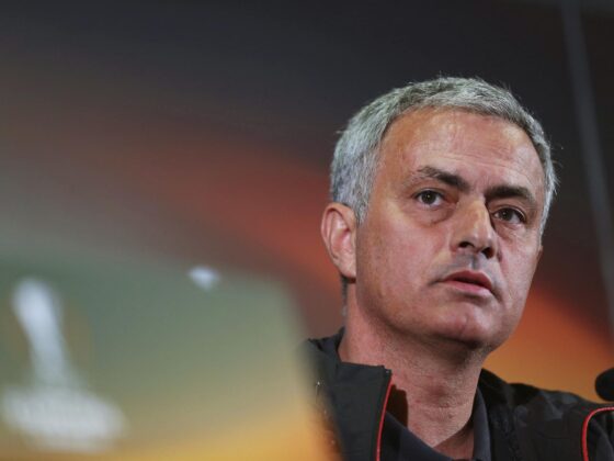 Imagen de archivo de Jose Mourinho, entrenador del Fenerbahçe, que ha sido sancionado con cuatro partidos de suspensión y una multa de unos 42.500 euros por su "conducta antideportiva" durante el partido contra el Galatasaray, informó este viernes la Federación Turca de Fútbol (TFF) en su web. EFE/Tolga Bozoglu/Archivo