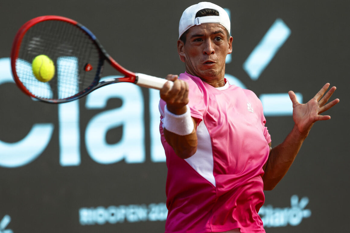 El tenista argentino Sebástian Baez devuelve la pelota en un partido contra el argentino Camilo Ugo Carabelli, en el Torneo ATP 500 Rio Open, en Río de Janeiro (Brasil). EFE/ Antonio Lacerda.