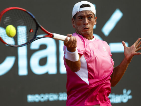 El tenista argentino Sebástian Baez devuelve la pelota en un partido contra el argentino Camilo Ugo Carabelli, en el Torneo ATP 500 Rio Open, en Río de Janeiro (Brasil). EFE/ Antonio Lacerda.