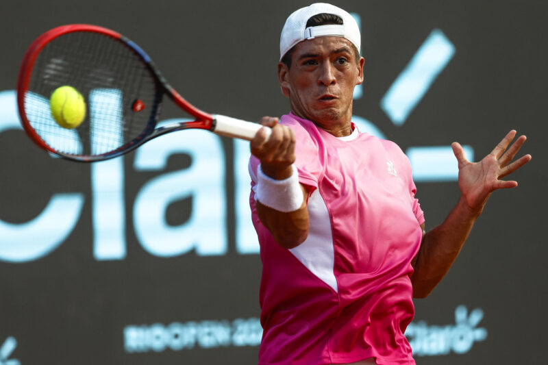 El tenista argentino Sebástian Baez devuelve la pelota en un partido contra el argentino Camilo Ugo Carabelli, en el Torneo ATP 500 Rio Open, en Río de Janeiro (Brasil). EFE/ Antonio Lacerda.