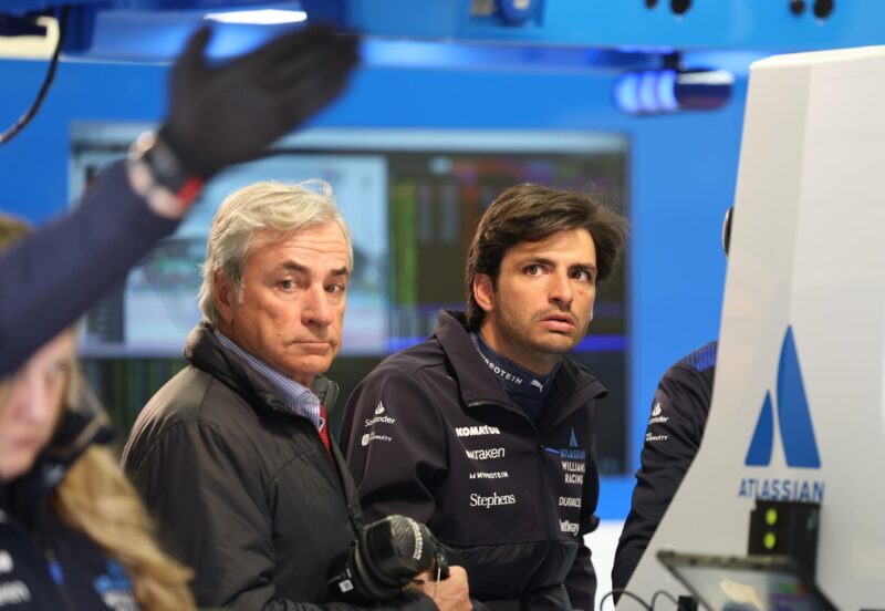 SAKHIR (Bahrain), 27/02/2025.- El español Carlos Sainz (Williams), que marcó el mejor tiempo en la segunda jornada de pruebas de pretemporada de Fórmula Uno en el circuito de Sakhir, en Bahréin, junto a su padre, el doble campeón mundial de rallys de idéntico nombre. EFE/EPA/ALI HAIDER