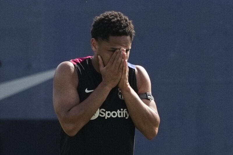 El jugador brasileño Vitor Roque durante una sesión de entrenamiento del Barcelona en julio de 2024. EFE/Alejandro García