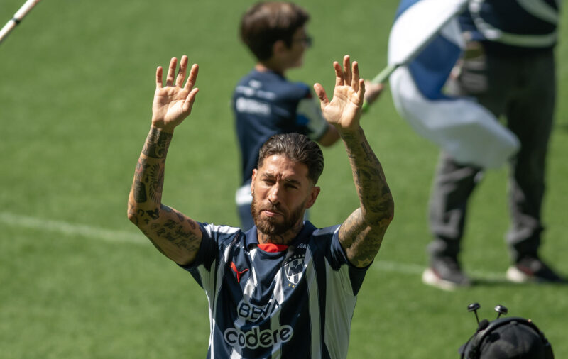 El jugador español Sergio Ramos saluda durante su presentación como nuevo jugador de Rayados de Monterrey en el estadio BBVA en Monterrey (México). Imagen de archivo. EFE/Miguel Sierra