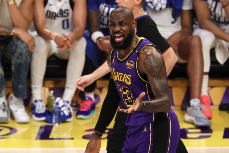 LeBron James de Los Angeles Lakers en acción ante los Dallas Mavericks. EFE/ALLISON DINNER