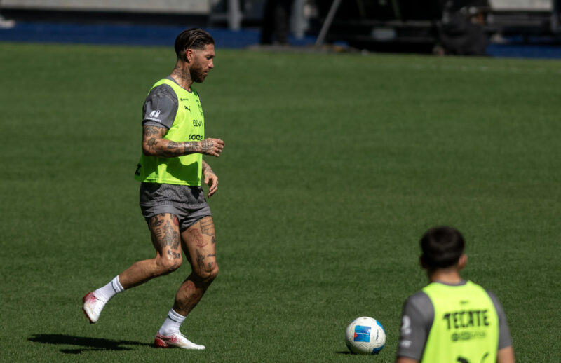 Imagen de  archivo del jugador español Sergio Ramos (i) entrenando luego de su presentación como nuevo jugador de Rayados de Monterrey, en el estadio BBVA en Monterrey (México). EFE/Miguel Sierra