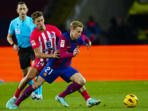 El centrocampista del FC Barcelona Frenkie de Jong (d) escapa de Marcos Llorente, del Atlético, en el Estadio Olímpico de Montjuic en foto de archivo de Enric Fontcuberta. EFe