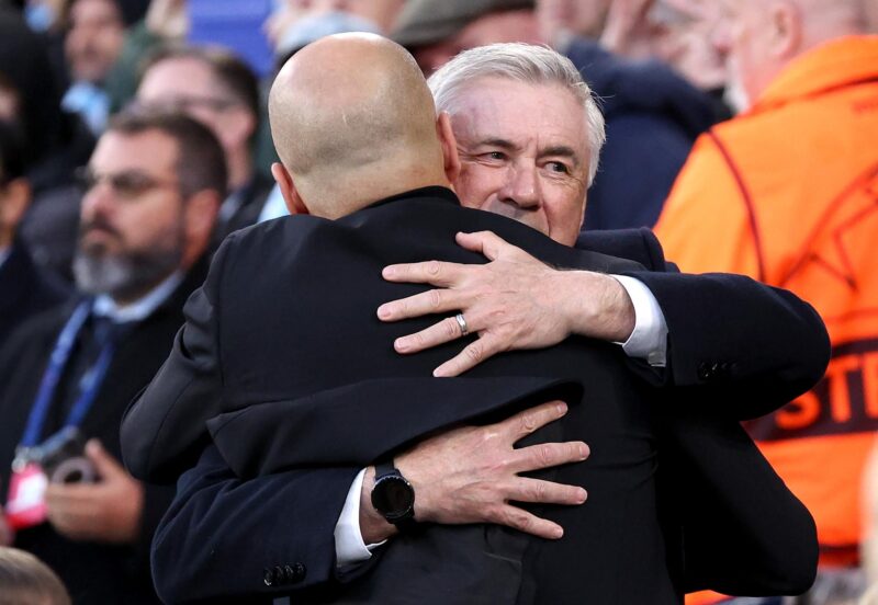 ¡La mejor apuesta de play-offs en la Champions League! El entrenador del Real Madrid Carlo Ancelotti (I) y el del Manchester City Pep Guardiola durante el último partido que jugaron City y Madrid en la UEFA Champions League EFE/EPA/ADAM VAUGHAN