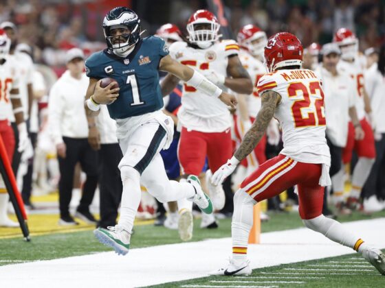 Jalen Hurts (i) lideró a los Eagles en la ofensiva con 17 de 22 en pases para 221 yardas y dos 'touchdowns' ante los Chiefs. EFE/EPA/ERIK S. LESSER