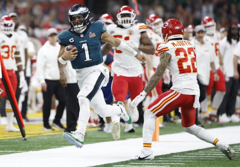 Jalen Hurts (i) lideró a los Eagles en la ofensiva con 17 de 22 en pases para 221 yardas y dos 'touchdowns' ante los Chiefs. EFE/EPA/ERIK S. LESSER