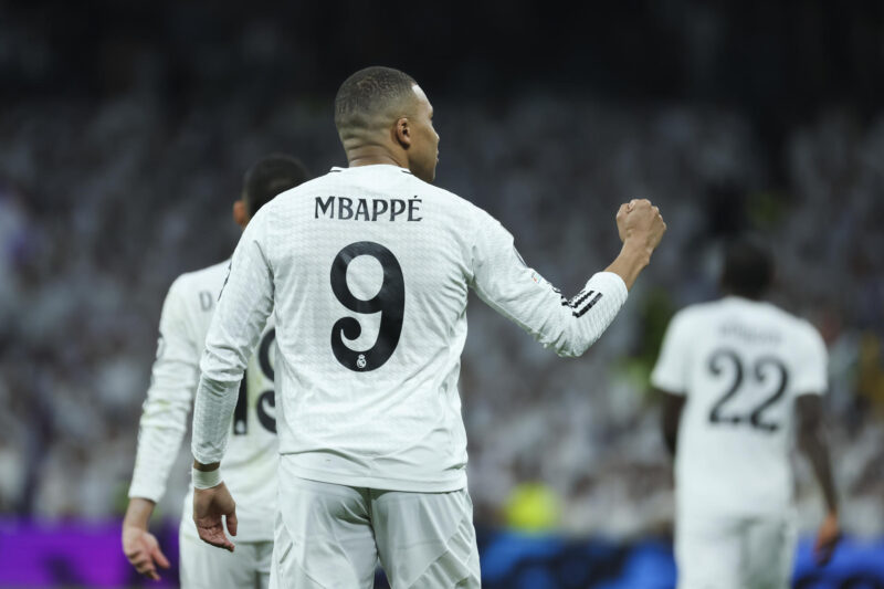 El delantero francés del Real Madrid Kylian Mbappé celebra uno de sus goles durante el partido ante Manchester City en el estadio Santiago Bernabeu.EFE/Kiko Huesca