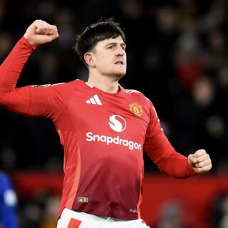 El central Harry Maguire, del Manchester United, celebra el 3-2 durante el partido de la Premier League que han jugado Manchester United e Ipswich Town, en Mánchester, Reino Unido. EFE/EPA/PETER POWELL
