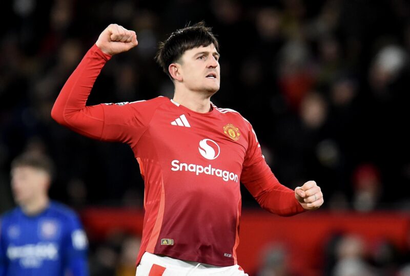 El central Harry Maguire, del Manchester United, celebra el 3-2 durante el partido de la Premier League que han jugado Manchester United e Ipswich Town, en Mánchester, Reino Unido. EFE/EPA/PETER POWELL