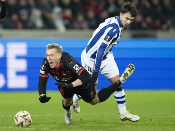 Partidos de vuelta de los play-offs de la Europa League: Resumen El jugador de la Real Sociedad Martin Zubimendi (d) comete falta sobre Adam Buksa, FC Midtjylland, durante el partido de la UEFA Europa League jugado en Herning, Dinamarca. EFE/EPA/HENNING BAGGER DENMARK OUT