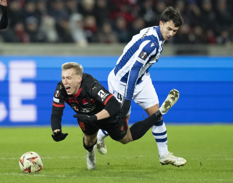 Partidos de vuelta de los play-offs de la Europa League: Resumen El jugador de la Real Sociedad Martin Zubimendi (d) comete falta sobre Adam Buksa, FC Midtjylland, durante el partido de la UEFA Europa League jugado en Herning, Dinamarca. EFE/EPA/HENNING BAGGER DENMARK OUT